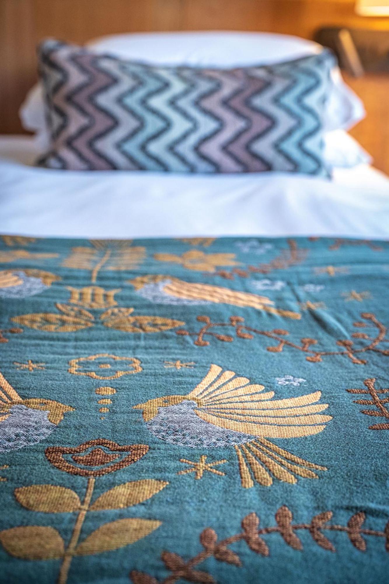The Feathers Holt Holt  Bilik gambar